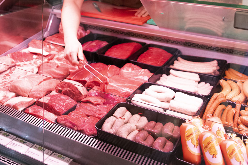 Unsere Metzgertheke im Land.Luft-Hofladen